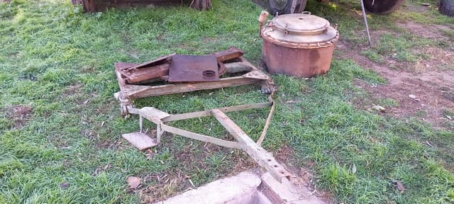UN LOTE INTEGRADO POR: UNA COCINA DE CAMPAÑA: POSEE COMPARTIMIENTOS DE GUARDADO, OLLA DE COCCION, CHIMENEA, LANZA, PIE DE APOYO, EJE Y DOS RUEDAS ARMADAS CON CUBIERTAS DE MOVIMIENTO. Y RESTOS DE ELEMENTOS PROVENIENTES DE UNA COCINA DE CAMPAÑA (CHASIS Y OLLA). MATERIAL FUERA DE USO, CONDICIÓN REZAGO, VENTA POR LOTE. – NI 0228 – NI 0213.