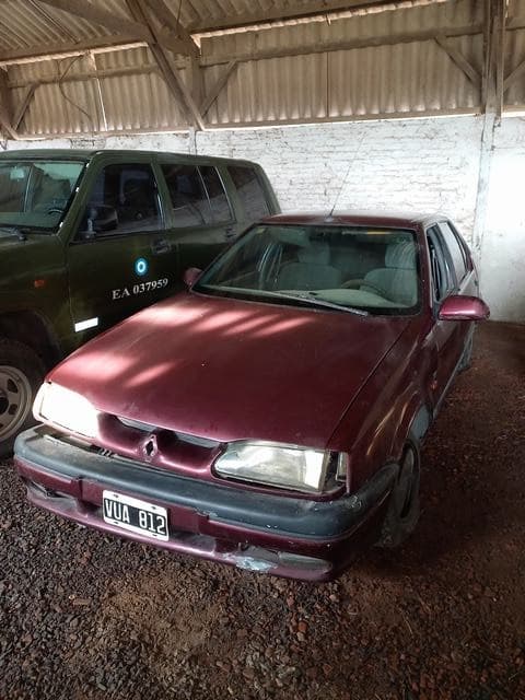 UN AUTOMÓVIL, USADO, SIN FUNCIONAR, MARCA RENAULT, MODELO RENAULT 19 RT/93, MOTOR NRO. 5705423, CHASIS NRO. 8A1L533ZZPS005399, TIPO SEDAN 4 PUERTAS, MODELO AÑO 1993. POSEE: CARBURADOR (INCOMPLETO), RADIADOR, SERVO FRENO, TABLERO DE INSTRUMENTOS, CAJA DE VELOCIDADES, DIFERENCIAL, DIRECCIÓN Y CUATRO RUEDAS ARMADAS CON CUBIERTAS DE MOVIMIENTO. CON ETERIOROS GENERALES, AVERÍAS, DESARMES Y MUY INCOMPLETO. DOMINIO VUA 812. NI 036860