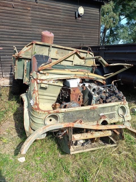 RESTOS DE UN CAMIÓN, USADO, MARCA MERCEDES BENZ, MODELO UNIMOG 416, MOTOR NRO. (SIN PLACA IDENTIFICATORIA), CHASIS NRO. 426124 10 002423, MODELO AÑO APROX. 1976, TIPO TRANSPORTE DE CARGA, POSEE: DIFERENCIAL, CAJA DE VELOCIDADES (ROTA E INCOMPLETA), CAJA DE CARGA METÁLICA Y DOS RUEDAS ARMADAS CON CUBIERTAS DE MOVIMIENTO. PARAGOLPES (DESMONTADO), TANQUE DE COMBUSTIBLE (DESMONTADO), 2 PUERTAS (DESMONTADAS), PORTÓN TRASERO (DESMONTADO). CON DETERIOROS GENERALES, GRAVES AVERÍAS DE CHOQUE, DESARMES Y MUY INCOMPLETO. NI 32253