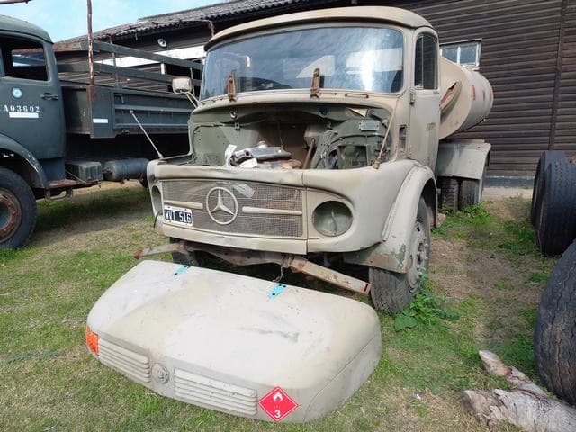 UN CAMIÓN TANQUE CISTERNA, USADO, SIN FUNCIONAR, MARCA MERCEDES BENZ, MODELO L1114/42, MOTOR NRO. (SIN PLACA IDENTIFICATORIA), MOTOR NRO 341.912-10-019238 (SEGÚN TITULO DEL AUTOMOTOR), CHASIS NRO. 341.034-15-020070, MODELO AÑO 1974. TIPO TANQUE CISTERNA. POSEE: DIFERENCIAL, DIRECCIÓN, TANQUE METÁLICO PARA COMBUSTIBLE DE APROX. 6000 LTS. DE CAPACIDAD Y CUATRO RUEDAS ARMADAS CON CUBIERTAS DE MOVIMIENTO. CAPOT (DESMONTADO). CON DETERIOROS GENERALES, AVERÍAS, DESARMES Y MUY INCOMPLETO. DOMINIO WVT-516. NI 017191.
