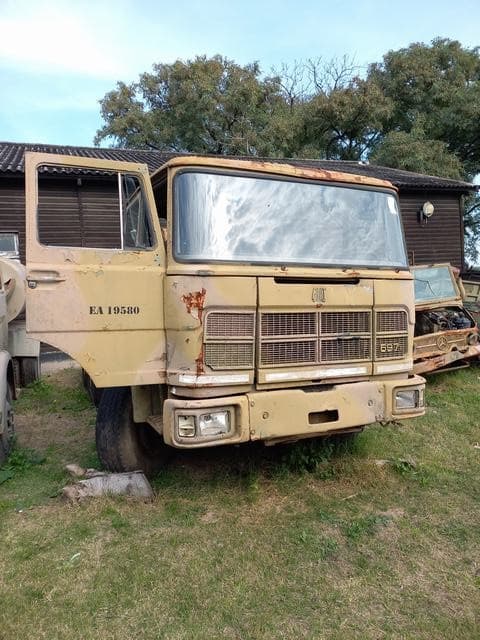 UN CAMIÓN TRACTOR, USADO, SIN FUNCIONAR, MARCA FIAT, MODELO 697 T, MOTOR N° FIAT 821002 031-074444, CHASIS NRO FIAT-697T-A-11878, MODELO AÑO APROX. 1977, TIPO CAMIÓN TRACTOR. POSEE: BOMBA INYECTORA (INCOMPLETA), RADIADOR, TABLERO INSTRUMENTAL (ROTO E INCOMPLETO), CAJA DE VELOCIDADES, DIFERENCIALES, DIRECCIÓN Y 10 RUEDAS ARMADAS CON CUBIERTAS DE MOVIMIENTO, CON PLATO DE ENGANCHE Y MALACATE. CON DETERIOROS GENERALES, AVERÍAS DE CHOQUE, DESARMES Y MUY INCOMPLETO. NI 019580.-