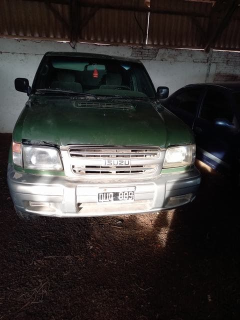 UNA CAMIONETA, USADA, SIN FUNCIONAR, MARCA ISUZU, MODELO TROOPER 3.1D INTERCOOLER, MOTOR NRO. 787264, CHASIS NRO. JACUBS69G17100465, TIPO TODO TERRENO, MODELO AÑO APROX. 2001. POSEE: RADIADOR, SERVO FRENO, TABLERO DE INSTRUMENTOS, CAJA DE VELOCIDADES Y CUATRO RUEDAS ARMADAS CON UBIERTAS DE MOVIMIENTO. SIN TAPA DE VÁLVULA. CON DETERIOROS GENERALES, AVERÍAS, DESARMES Y MUY INCOMPLETO. DOMINIO DUQ 889. NI 037939