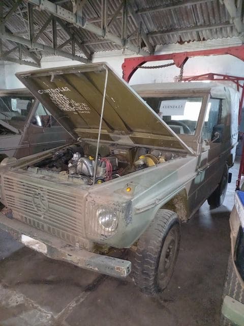 UNA CAMIONETA, USADA, SIN FUNCIONAR, MARCA MERCEDES BENZ, MODELO 230 G, MOTOR NRO 115974 10 000871, CHASIS NRO. 46121017013321, MODELO AÑO APROX. 1981, TIPO TODO TERRENO, POSEE: CARBURADOR, ALTERNADOR, MOTOR DE ARRANQUE, RADIADOR, SERVO FRENO, TABLERO DE INSTRUMENTOS, 2 IFERENCIALES, DIRECCIÓN Y CINCO RUEDAS ARMADAS CON CUBIERTAS DE MOVIMIENTO. CON TECHO DE LONA. CON DETERIOROS GENERALES, AVERÍAS, DESARMES Y MUY INCOMPLETO. NI 134708.