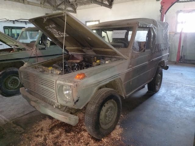 UNA CAMIONETA, USADA, SIN FUNCIONAR, MARCA MERCEDES BENZ, MODELO 230 G, MOTOR NRO 115974 10 001030, CHASIS NRO. 46121017013424, MODELO AÑO APROX. 1981, TIPO TODO TERRENO, POSEE: CARBURADOR (INCOMPLETO), RADIADOR, SERVO FRENO, TABLERO DE INSTRUMENTOS, 2 DIFERENCIALES Y CINCO RUEDAS ARMADAS CON CUBIERTAS DE MOVIMIENTO. SIN TAPA DE VÁLVULA. CON TECHO DE LONA. CON DETERIOROS GENERALES, AVERÍAS, DESARMES Y MUY INCOMPLETO. NI 134797.