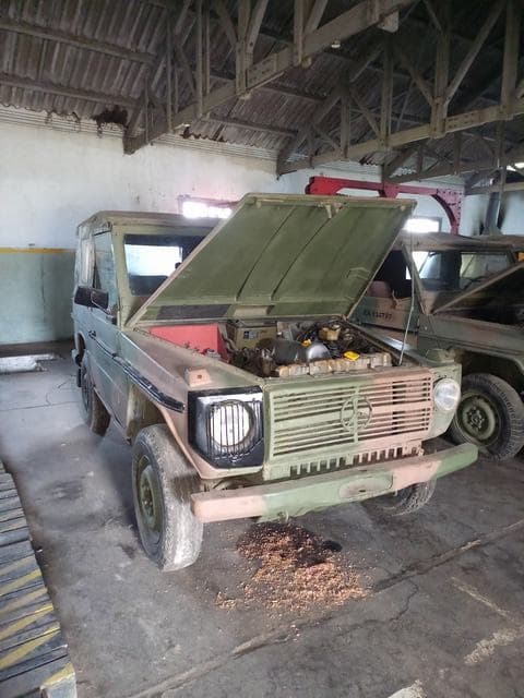 UNA CAMIONETA, USADA, SIN FUNCIONAR, MARCA MERCEDES BENZ, MODELO 230 G, MOTOR NRO 115974 10 000791, CHASIS NRO. 46121017012482, MODELO AÑO APROX. 1981, TIPO TODO TERRENO, POSEE: CARBURADOR (DESMONTADO E INCOMPLETO), RADIADOR, SERVO FRENO, TABLERO DE INSTRUMENTOS (INCOMPLETO), 2 DIFERENCIALES, DIRECCIÓN Y CINCO RUEDAS ARMADAS CON CUBIERTAS DE MOVIMIENTO. CON TECHO DE LONA. CON DETERIOROS GENERALES, AVERÍAS, DESARMES Y MUY INCOMPLETO. NI 134201.