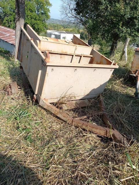 UN ACOPLADO, USADO, SIN MARCA, NUMERACIÓN VISIBLE Y AÑO DE FABRICACIÓN. POSEE: CAJA DE CARGA METÁLICA, LANZA Y UN EJE CON 2 MASA DE RUEDAS. CON DETERIOROS GENERALES, AVERÍAS, DESARMES Y MUY INCOMPLETO. NI 23