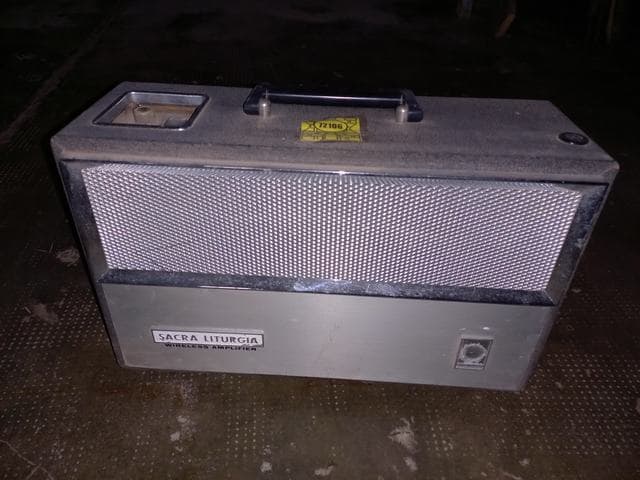 UN LOTE INTEGRADO POR APROX. 86 UNIDADES DE ELEMENTOS Y RESTOS DE ELEMENTOS PROVENIENTES DE: 1 AMPLIFICADOR SACRA LITURGIA; 1 CARGADOR D/BATERÍA AVIMO P/TELEM LASER LP3; 13 CARGADORES DE BATERIA.CR2 CN91844-CHAMPION-MULTIFUNCION; 40 CARRETES.P/CABLE PESADO METÁLICO; 5 CONMUTADORES TELEFÓNICO DE CAMPAÑA 6 LÍNEAS;1 CONMUTADOR TELEFONICO DE CAMPAÑA DE 10 LINEAS LIN-OB10 MANUAL PORTATIL , 1 CONTADOR ELECTRÓNICO TRANSIST C/VISOR DIGITAL AN/USM-20(-A; 1 EQ CONTROL Y REP TAQUIMETRO.GENTA-12V CC-220V CA-50HZ-TRANS; 1 EQ CONTROL Y REP VELOCIMETRO.GENTA-0/2500RPM 0/5000RPM-TRANS; 1 EQUIPO DE RADIO THOMPSON CSF TRC-300 ; 1 EQUIPO DE RADIO.MAF-PHILIPS-VRC 3622-25W-(REACONDIC);1 EQUIPO DE RADIO.TRC 310-4-VEHICULAR-CONF SEGÚN PRONT; INDUCTOMETRO TELME TZ;MULTIMETRO.JOHN FLUKE-8010 A; 1 PROYECTORES DE DIAPOSITIVAS PRADO 150; PROYECTORES DE RANSPARENCIA FIJO CABEZA MASTER VU-GRAPH;1 PROYECTORES DE TRANSPARENCIA PHILLIPS MOD LCH 2011; 3 EQUIPOS DE RADIO.MAF-PHILIPS-PRC 3620-2 W REACONDICIONADO); 11 EQUIPOS DE RADIO. VRC 4622. MATERIAL FUERA DE USO.