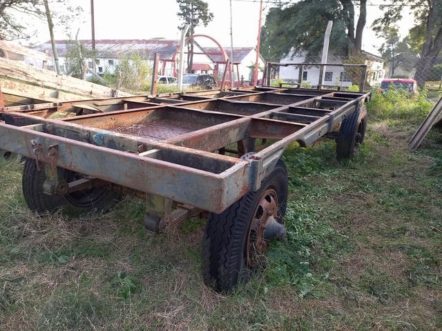 UN ACOPLADO, USADO, MARCA DAF, SIN NUMERACIÓN VISIBLE Y AÑO DE FABRICACIÓN. POSEE: ESTRUCTURA METÁLICA, 2 EJES Y 4 RUEDAS ARMADAS CON CUBIERTAS DE MOVIMIENTO. DIMENSIONES APROX. 6MTS. X 1.8MTS. CON DETERIOROS GENERALES, AVERÍAS, DESARMES Y MUY INCOMPLETO. NI 001001.