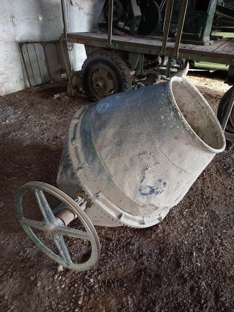 UN LOTE INTEGRADO POR APROX. 43 UNIDADES DE ELEMENTOS Y RESTOS DE ELEMENTOS PROVENIENTES DE: 1 HORMIGONERA, MARCA GLEIZER, 250LTS CH300 C/ME Y C/MN; BOMBA-P/TAN PLEG COMBUS 1900 L-ROLLINGS; 3 APARATOS D/DESCONTAMINACION. PORTATILP/QUIMIC/RADIOLOG/FUMIGA; 1 EQUIPO DE HERR NEUMATICAS; 35 OHMETRO SCHAFFLER MOD DREOMIN; 2 PLANTAS POTABILIZADORAS PORTATILES (FILTROS, PILETON, MOTORES Y MAGUERA); 1 MARTINETE PESADO MARCA DELMAG, CON MOTOR MARCA DEUTZ, MODELO F1L4110, NRO.5865779 (CON POLEAS, MALACATE CON CABLE DE ACERO Y ESTRUCTURAS METALICAS). MATERIAL FUERA DE USO, CONDICION REZAGO. VENTA POR LOTE.