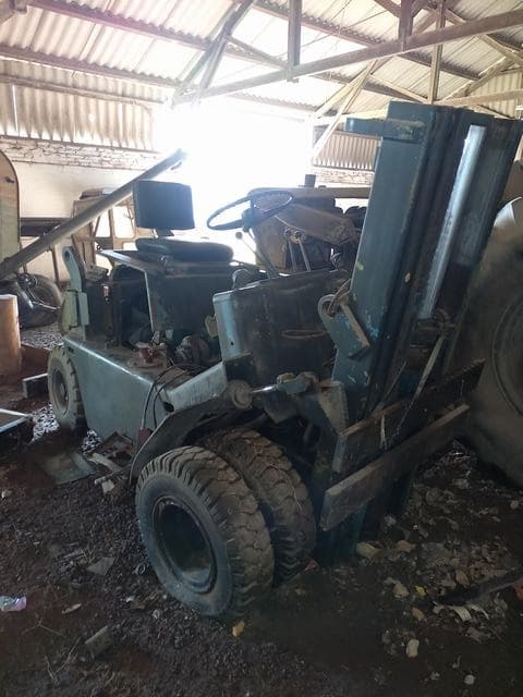 UN AUTOELEVADOR, USADO, SIN FUNCIONAR, MARCA CLARK, MODELO C500 Y 55, MOTOR NRO. 4091601, SERIE NRO. Y3550437ARF2543. TIPO AUTOELEVADOR. POSEE: ALTERNADOR (DESMONTADO), RADIADOR, TABLERO DE INSTRUMENTOS (INCOMPLETO), TORRETA CON CILINDRO DE ELEVACIÓN, 2 UÑAS (DESMONTADAS) Y SEIS RUEDAS ARMADAS CON CUBIERTAS DE MOVIMIENTO. SISTEMA HIDRAULICO (INCOMPLETO). CAPACIDAD DE CARGA APROX. 2000 KG. CON DETERIOROS GENERALES, AVERÍAS, DESARMES Y MUY INCOMPLETO. S/NI.