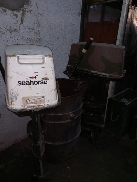 UN LOTE INTEGRADO POR 4 MOTORES FUERA DE BORDA A SABER: 2 MARCA JOHNSON SERIE NRO. J4252219 Y SERIE NRO. J4252264, MODELO 40RL75C, POTENCIA APROX. 40HP, POSEEN: PATAS, CARCAZAS, ACELERADORES, SOPORTES; 2 MARCA JOHNSON SERIE NRO. E5072165 Y SERIE NRO. E5072559, MODELO 35R79A. POTENCIA APROX. 35HP POSEEN: PATAS, CARCAZAS, ACELERADORES Y SOPORTES. CON DETERIOROS GENERALES, AVERÍAS, DESARMES Y MUY INCOMPLETO