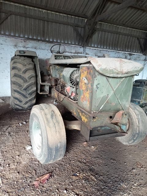 UN TRACTOR, USADO, SIN FUNCIONAR, SIN MARCA VISIBLE, MOTOR NRO. T292/1/602634, SERIE NRO. (SIN NUMERACIÓN VISIBLE), MODELO AÑO (SIN PODER DETERMINAR). POSEE: BOMBA INYECTORA, TANQUE DE COMBUSTIBLE Y CUATRO RUEDAS ARMADAS CON CUBIERTAS DE MOVIMIENTO. CON DETERIOROS GENERALES, AVERÍAS, DESARMES Y MUY INCOMPLETO. NI 318221.