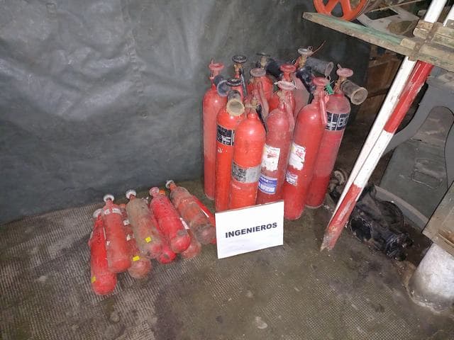 UN LOTE INTEGRADO POR APROX. 93 UNIDADES DE ELEMENTOS Y RESTOS DE ELEMENTOS PROVENIENTES DE: 73 CHALECOS SALVAVIDAS C/SILVATO; 9 MATAFUEGOS DE C02 CARGA 1K; 11 MATAFUEGOS DE CO2 CARGA 3.5KG. MATERIAL FUERA DE USO, CONDICION REZAGO. VENTA POR LOTE.