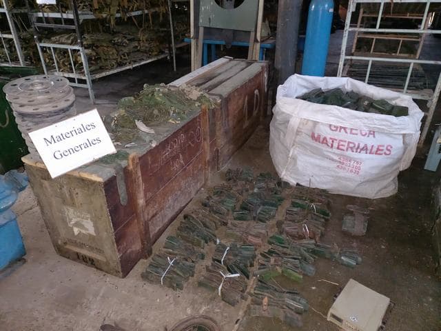 UN LOTE INTEGRADO POR APROX. 927 UNIDADES DE ELEMENTOS Y RESTOS DE ELEMENTOS PROVENIENTES DE: 9 BOBINAS.METALICAS-P/200MT-D/CABLE S/AISLACION-P/MINADOR; 4 BOLSAS.C/EQUIPO DE REPARACIONES P/MODULO DE ENMASCARAMIENTO-; 1 CARTUCHERA DE CUERO P/9 CARTUCHOS P/PISTOLA DE SEÑALES; 312 CARTUCHERAS P/2 CARGADORES FAL 0 FAP P/CORREAJE UNI COMBATE; 140 CINTURONES-HEB RECT -P/CORREAJE-INSTR-1910; 8 CINTURONES.BLANCO-GALON-C/HEBILLA APERT RAP-POL MIL; 34 PORTA PORRA.PLASTICO-BLANCO-P/POLICIA MILITAR;194 PORTA SABLE BAYONETA.FAL-P/CORREAJE UNIFORME COMBATE; 3 REDES DE NMASCARAMIENTO PARA CASCO; 220 REDES DE ENMASCARAMIENTO. MODULO DE 2X2MT – COMPLETO; 2 TUBOS,P/OXIGENO.CAP 5 M3-ACERO. MATERIAL FUERA DE USO, CONDICION REZAGO. VENTA POR LOTE.