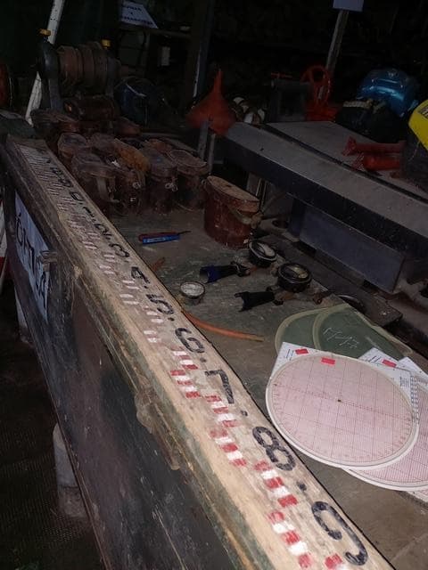 UN LOTE INTEGRADO POR APROX. 37 UNIDADES DE ELEMENTOS Y RESTOS DE ELEMENTOS PROVENIENTES DE: 1 ESTUCHE DE LONA P/JUEGO DE 3 CALIBRES Y VARILLA FAL FAP; 6 ESTUCHES, P/ANTEOJO. 8X30 "CARL ZEISS"-DE CUERO; 8 ESTUCHES, UN LOTE INTEGRADO POR APROX. 37 UNIDADES DE ELEMENTOS Y RESTOS DE ELEMENTOS PROVENIENTES DE: 1 ESTUCHE DE LONA P/JUEGO DE 3 CALIBRES Y VARILLA FAL FAP; 6 ESTUCHES, P/ANTEOJO. 8X30 "CARL ZEISS"-DE CUERO; 8 ESTUCHES, P/ANTEOJO.6X30 "CARL ZEISS"-DE CUERO; 1 ESTUCHE.P/ANTEOJO BINOCULAR 6X24 CARL ZEISS; 2 JALONES DE MADERA OCTOGONAL DE 2,50 MT; 2 LLAVES A TETON ESPECIAL P/ANTEOJO BINOCULAR P/MEC. OPTICO; 2 MIRA DE 4.00 MT C/PARLANTE A CORREDERA; 1 PARRILLA, CORRECTORA.M 17-P/TIRO ART-C/FUNDA LONA-; 4 PLANCHETAS DE TIRO M16; 7 PLANCHETAS DE TIRO M17; RELOJ.1/100MM 000 589 14 21 00- (M BENZ); 2 STARTOMETROS P/PRUEBA DE ACUMULADORES TIPO UNIVERSAL. MATERIAL FUERA DE USO, CONDICION REZAGO. VENTA POR LOTE.