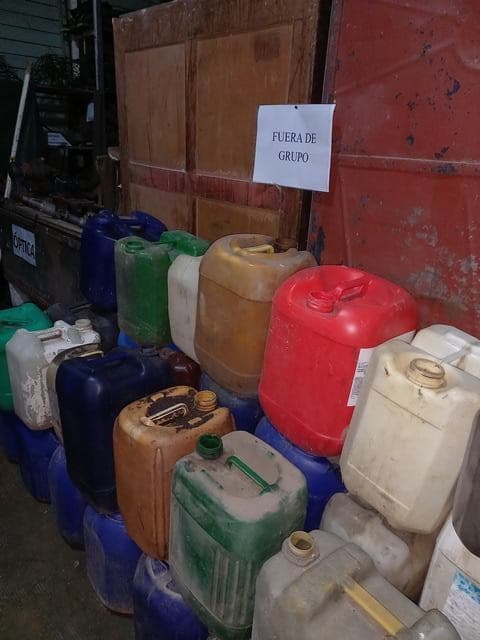 UN LOTE INTEGRADO POR APROX. 38 UNIDADES DE ELEMENTOS Y RESTOS DE ELEMENTOS PROVENIENTES DE: 1 ARMARIO DE MADERA, DIMENSIONES APROX. 1.80MTS DE ALTURA X 1.24 MTS DE FRENTE X 0.57MTS DE PROFUNDIDAD; 37 BIDONES DE PLÁSTICO DE APROX. 20L DE CAPACIDAD. MATERIAL FUERA DE USO, CONDICIÓN REZAGO. VENTA POR LOTE.