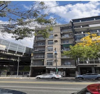 INMUEBLE SITUADO EN AV. LA PLATA 1115/17, PISO 2°, DEPTO 7, UNIDAD FUNCIONAL N° 7. – CABA. El departamento se encuentra ubicado al contrafrente del edificio. conforme al plano de mensura e identificado internamente por el número “7” en su puerta de acceso, el mismo está compuesto por: cocina con lavadero integrado, living-comedor; balcón corrido; dos dormitorios con placares empotrados; habitación de servicio con toilette y baño principal completo. SUPERFICIE: CUBIERTA: 76,92 M2 BALCÓN: 10,02 M2. TOTAL U.F. 86,94 M2. NOMENCLATURA. CATASTRAL CIRCUNSCRIPCIÓN: 6, SECCIÓN: 40, MANZANA: 137, PARCELA: 11.