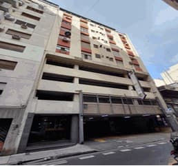 Ubicado en calle Tte. Gral. J. D. Perón 1578 C.A.B.A., UF. 150. Se trata de una unidad funcional de dos ambientes, de disposición interna e identificada con la letra “D”. Ubicada en el décimo piso, la misma cuenta con hall, comedor, cocina, un dormitorio con placard y baño completo. Todos los ambientes ventilan al exterior a excepción del baño. Superficie: cubierta y total: 42,67 m2. Circunscripción: 14, Sección: 5, Manzana: 20, Parcela: 11