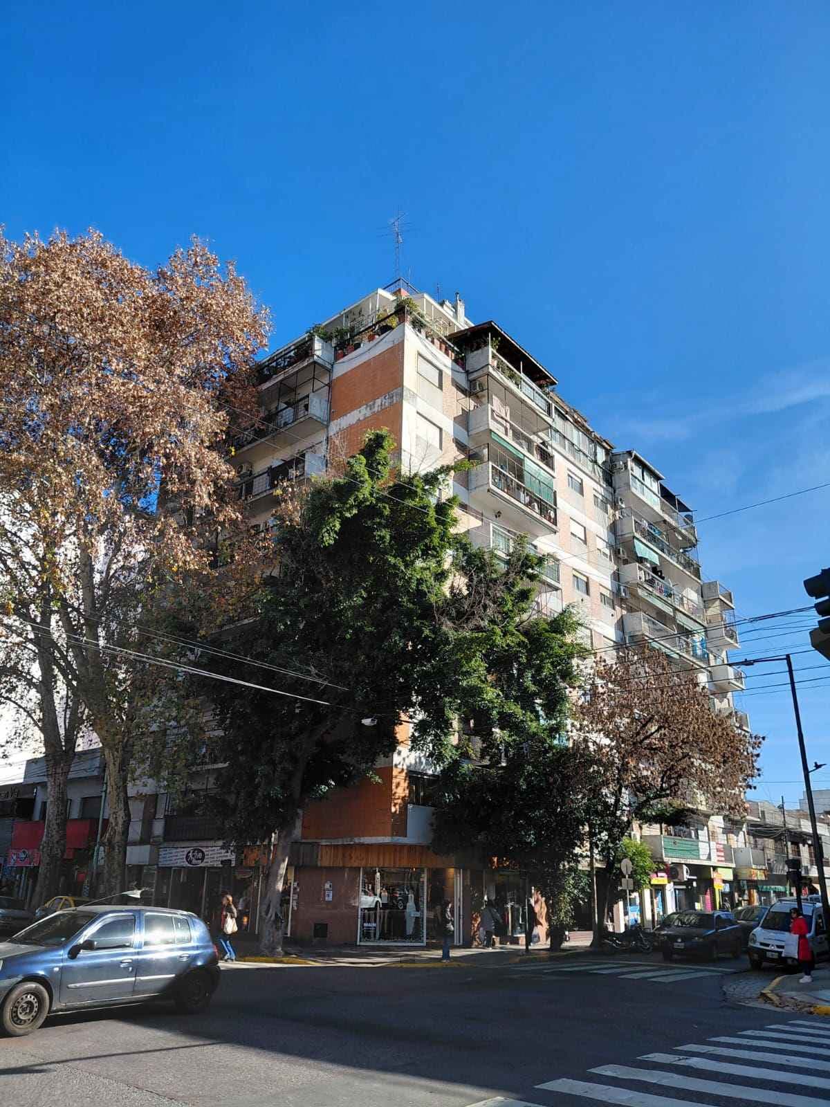 Edificio emplazado en Av. Avellaneda 3703/05/09 esquina J. V. Gonzalez 406/10/14/18/22/26, C.A.B.A. Con ingreso por la calle Joaquín V. González 406, se trata de un departamento interno de dos ambientes, ubicado en el segundo piso, identificado con la letra “C”, UF. 28. Consta de un living-comedor, un dormitorio, un baño completo y una cocina; desde esta última se accede a un lavadero semicubierto. Superficies: Cubierta: 39,85 m2; Semicubierta: 1,36 m2. Total UF 28: 41,21 m2 Circunscripción: 1, Sección: 77, Manzana: 110, Parcela: 19g.