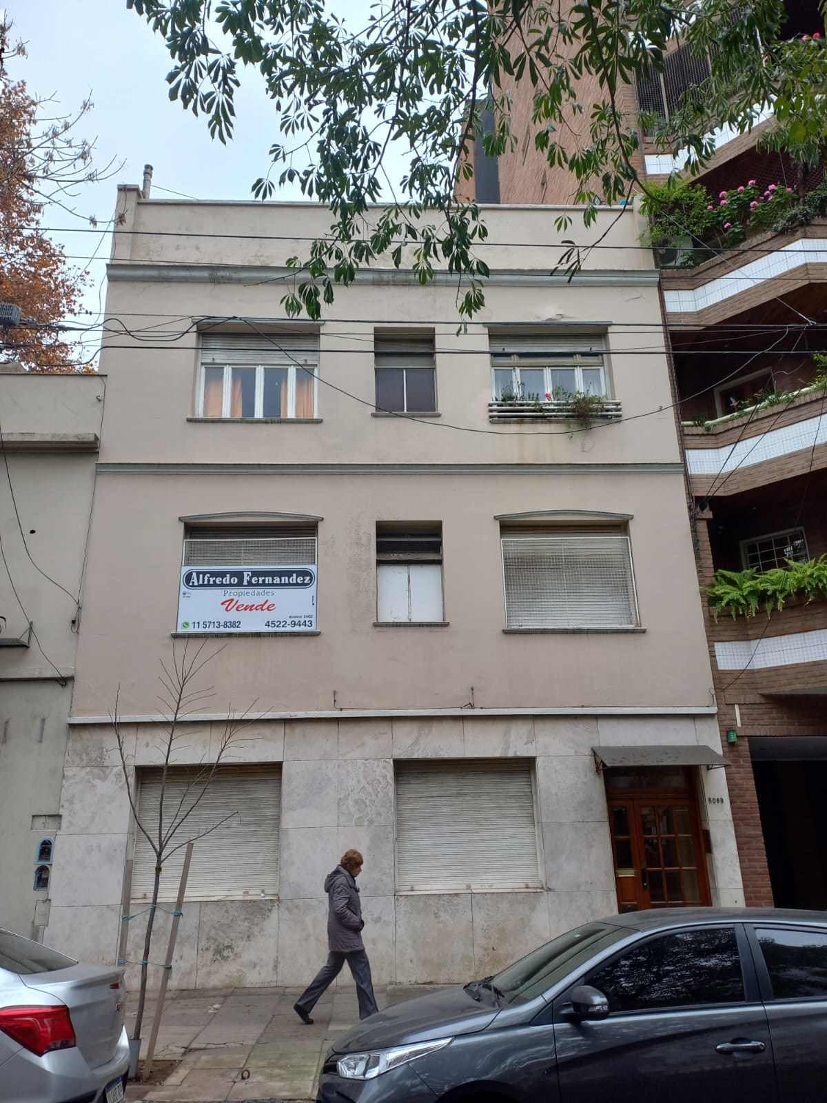 En Av. Mendoza 5089 C.A.B.A. UF. 1. Se trata de un departamento de tres ambientes, ubicado al frente en planta baja. A la unidad se ingresa a través de un living-comedor. A continuación a través de un pasillo distribuidor se accede al dormitorio principal, luego al dormitorio secundario y por ultimo a un baño completo. La propiedad cuenta con cocina independiente, la cual ha sido ampliada hacia el sector de la galería. Dispone de un espacio destinado a toilette, y hacia el contrafrente hay un pequeño espacio descubierto. superficie: cubierta 52,41m2; superficie no cubierta de uso exclusivo (patio): 6.10m2. Circunscripción: 16, Sección: 51, Manzana: 53, Parcela: 15e