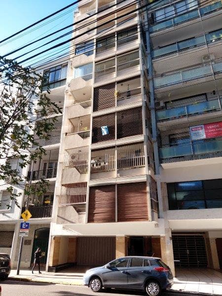 En calle Dr. Tomás Manuel de Anchorena 1471/75, piso 10°, Dto. B, UF. 21. Se trata de un departamento de tres ambientes sobre contrafrente, cuenta con entrada principal y de servicio. La unidad consta de living-comedor con balcón corrido; luego dos dormitorios, toilette y baño principal; a continuación cocina con lavadero y habitación con baño de servicio. Superficies: cubierta de 74,03m2; semicubierta de 1,73m2; balcón de 7,69m2. Total: 83,45m2. Circunscripción: 19, Sección: 15, Manzana: 129, Parcela: 6
