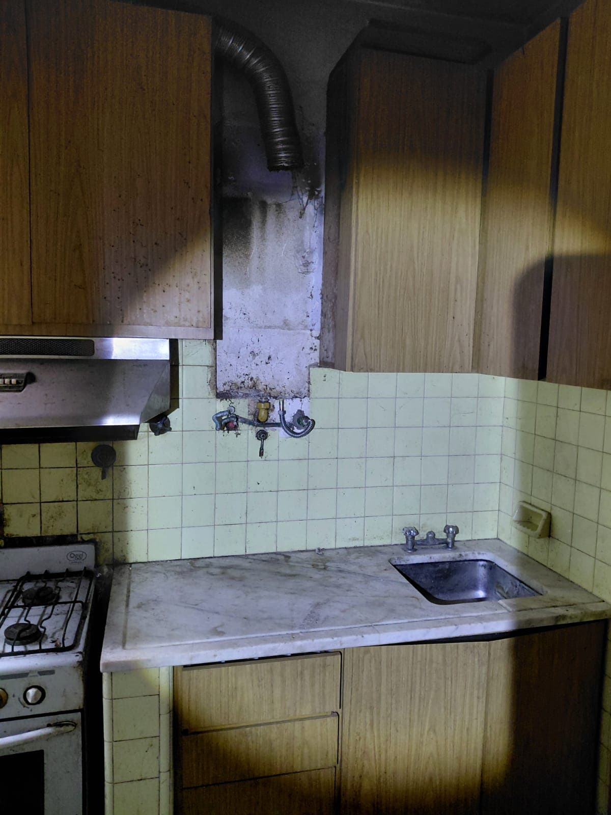 Sobre calle Serrano 1424/26, planta baja, Dto. 4, UF. 4, C.A.B.A. Se trata de un departamento en PH, desarrollada en dos niveles (planta baja y primer piso), con disposición interna que responde a una organización lineal de ambientes comunicados entre sí dando todos los ambientes a un patio central. A la unidad se accede por una puerta de entrada común y pasillo común al final del mismo se ubica la unidad funcional 4. En Planta Baja se ubican los espacios de uso social y de servicio entrando por el patio principal tenemos la cocina a la izquierda. Junto al comedor y dos cuartos continuos con un baño completo al finalizar el recorrido, los ambientes se vinculan entre sí internamente, todo con salida hacia un patio interno que actúa como expansión, fuente de iluminación y ventilación natural. Subiendo por la escalera del patio al primer piso nos encontramos con un baño de servicio, lavadero y un ambiente techado con ventanal a la terraza de la propiedad. Superficies: cubierta: 80.59 m2; semicubierta: 17.84 m2; descubierta: 58.54 m2. Circunscripción: 18, Sección: 19, Manzana: 18, Parcela: 27