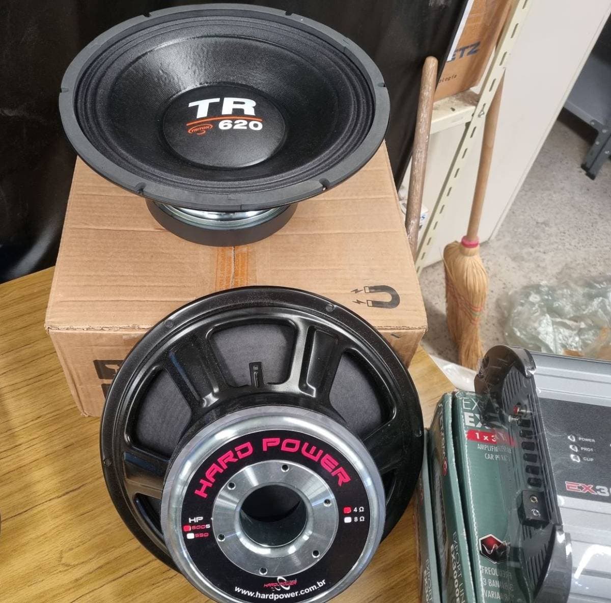 1 PARLANTE TWITER MARCA HINOR, SHI300 – 5 PARLANTES MARCA TRITON 8XRL400, 8 OHMS, 400 WATTS - 9 PARLANTES MARCA TRITON, MODELO TR620, 1240 WATTS - 1 PARLANTE MARCA HARD POWER, MODELO HP600S, 4 OHMS - 2 PARLANTE MARCA HARD POWER MODELO HP 550, 12 POL, 4 OHMS – 4 PARLANTE MARCA EROS MODELO E-208 XH-C, 8 OHMS- FUNCIONAMIENTO SIN CONTROLAR - SE VENDEN EN EL ESTADO EN QUE SE ENCUENTRAN Y EXHIBEN. ACTA LOTE 50/21 – 339/21