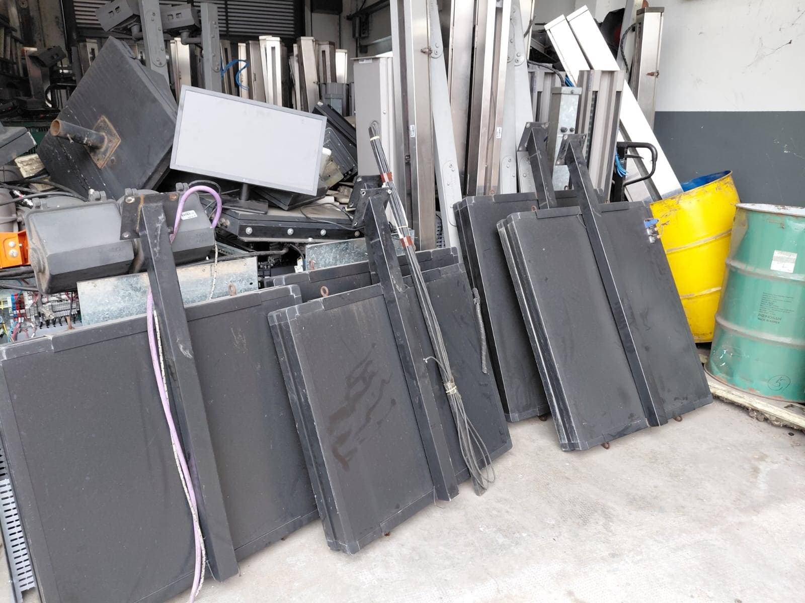 UN LOTE INTEGRADO POR APROX 1976 UNIDADES DE ELEMENTOS Y RESTOS DE ELEMENTOS PROVENIENTES DE: 20 ANTENAS + LECTORES RFID, MARCA KAPSCH, MODELO SRU-8110-US; 32 ANTENAS + LECTORES RFID, MARCA SIRIT / 3M, MODELO IDENTITY 5100; 61 UPS, MARCA APC, DE 1KVA; 78 CÁMARAS ANPR, MARCA VIDAR, MODELO SMART-HDX; 117 CORTINAS INFRARROJAS, MARCA BANNER, COMPUESTAS POR EMISOR MAE3616Q, RECEPTOR MAR3616NX485Q Y CONECTOR MAQDC830; 122 CORTINAS INFRARROJAS, MARCA MAPS, MODELO CF 220 RX/TX; 38 CARTELES DE USUARIOS, MARCA AESYS, MODELO HG300; 68 BARRERAS DE PASO, MARCA EUROSBARRA, ALIMENTACIÓN 380 VCA / 220 VCA; 16 CARTELES TARIFARIOS, MARCA MULTILED (LIVIANOS); 10 CARTELES TARIFARIOS, MARCA MULTILED (PESADOS); 4 CARTELES TARIFARIOS, MARCA MULTILED (CONTROLADOR); 50 INTERCOMUNICADORES, MARCA 2N, MODELO HELIOS IP SAFETY; 49 SEMÁFOROS PARA MARQUESINA, MARCA TECNOTRANS (ASIGNACIÓN DE CARRIL CON CRUZ ROJA Y FLECHA VERDE); 49 COMPUTADORAS INDUSTRIALES MARCA AAEON MODELO BOXER 6839 4GB, JUNTO CON SUS COMPONENTES ASOCIADOS TALES COMO: 48 FUENTES DE ALIMENTACIÓN MARCA PHOENIX (CONTACT 24V-20 AMPER), 48 FUENTES DE ALIMENTACIÓN MARCA PHOENIX (CONTACT 12V-10 AMPER), 50 SWITCHES MARCA PLANET (IGS-201060HPT 16 PTOS), 48 PLACAS I/O MARCA KAPSCH, 50 DETECTORES VEHICULARES MARCA NORTECH TRAFIC TD284, 43 DETECTORES ÓPTICOS DE ALTURA, MARCA TELCO, 48 EQUIPOS HD EXTENDER MARCA MIRABON, 48 DISYUNTORES MARCA MEDEX (FM25/4 25AMP), 51 PROTECCIONES DE LINEA, MARCA PHOENIX, 408 FILTROS PROTECTORES DE RED, MARCA CLAMPER, SERIE 800, 101 TERMOMAGNÉTICAS, MARCA SCHNEIDER (C16), 101 DISYUNTORES, MARCA SIEMENS 25 A; 34 MONITORES LED, MARCA SAMSUNG MODELO F22T350FHL; 10 CÁMARAS LECTORAS DE DOCUMENTOS; 49 TECLADOS DE VIA, MARCA PREHKEITEC, MODELO MCI128 Y 70 PEANAS (SENSORES DE PISO). MATERIAL FUERA DE USO, CONDICIÓN REZAGO. VENTA POR LOTE.