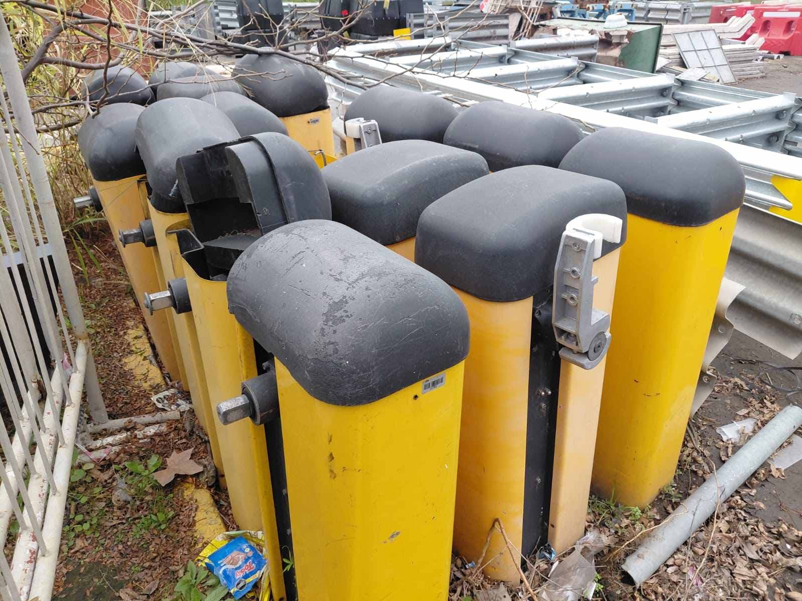 UN LOTE INTEGRADO POR APROX. 18 ELEMENTOS Y RESTOS DE ELEMENTOS PROVENIENTES DE: BARRERAS DE PASO VEHICULAR (SIN BRAZO), MARCA EUROSBARRA, GABINETE DE ESTRUCTURA METÁLICA, DIMENSIONES APROX. 1000MM DE ALTO X 450MM DE ANCHO X 300MM DE PROFUNDIDAD. MATERIAL FUERA DE USO, CONDICION REZAGO. VENTA POR LOTE.