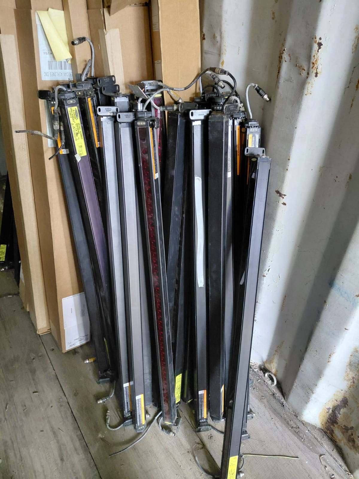 UN LOTE INTEGRADO POR APROX. 186 ELEMENTOS Y RESTOS DE ELEMENTOS A SABER: 143 CORTINAS DE LUZ (SENSORES), MARCA BANNER Y 43 CABLES MULTICONDUCTORES. MATERIAL FUERA DE USO, CONDICION REZAGO. VENTA POR LOTE.