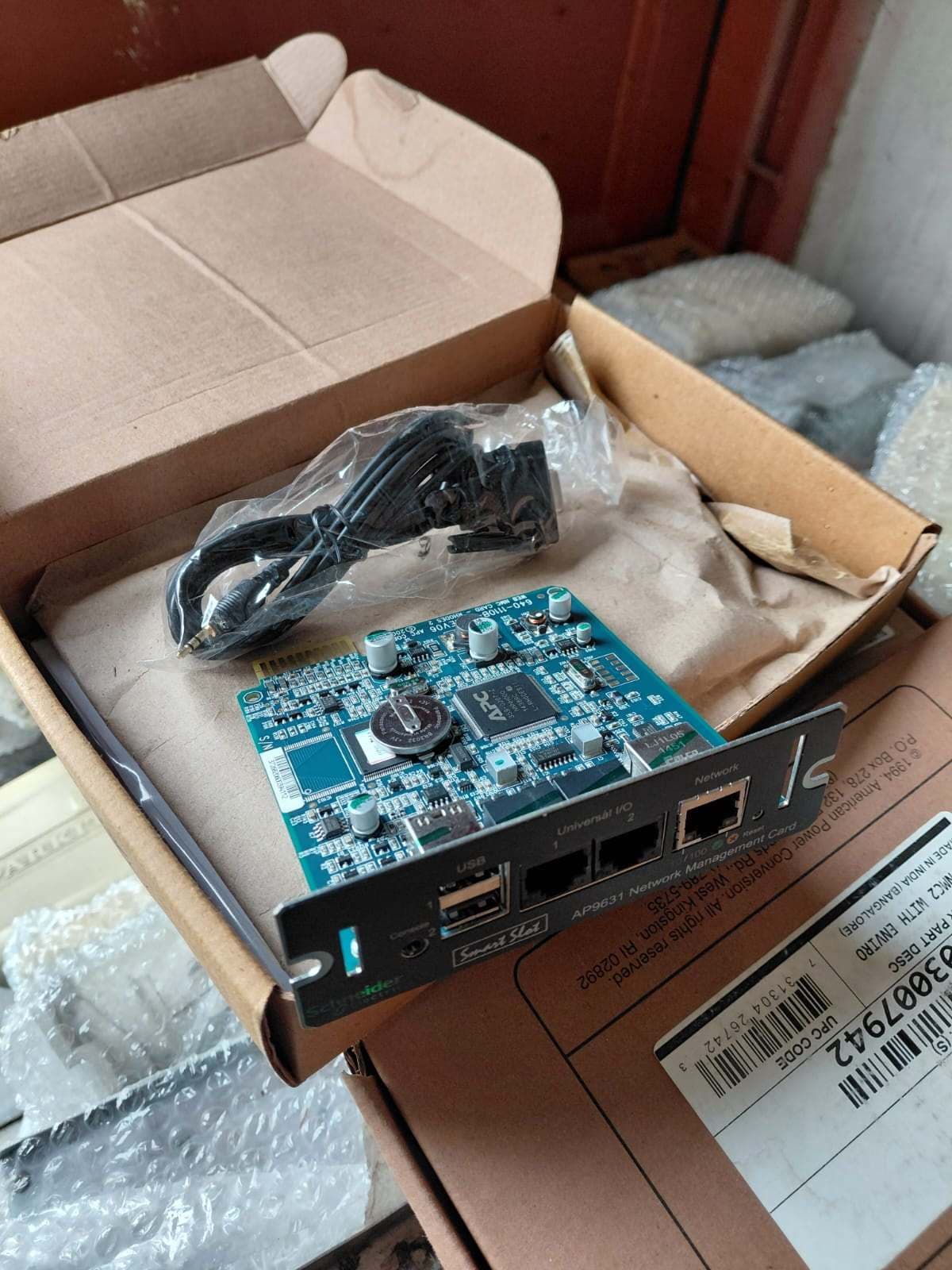 UN LOTE INTEGRADO POR APROX 129 UNIDADES DE ELEMENTOS Y RESTOS DE ELEMENTOS PROVENIENTES DE: 103 UPS (SISTEMA DE ALIMENTACIÓN ININTERRUMPIDA), MARCA APC. (SIN BATERIA) Y 26 PLACAS DE RED PARA UPS, MARCA APC. MATERIAL FUERA DE USO, CONDICION REZAGO. VENTA POR LOTE.