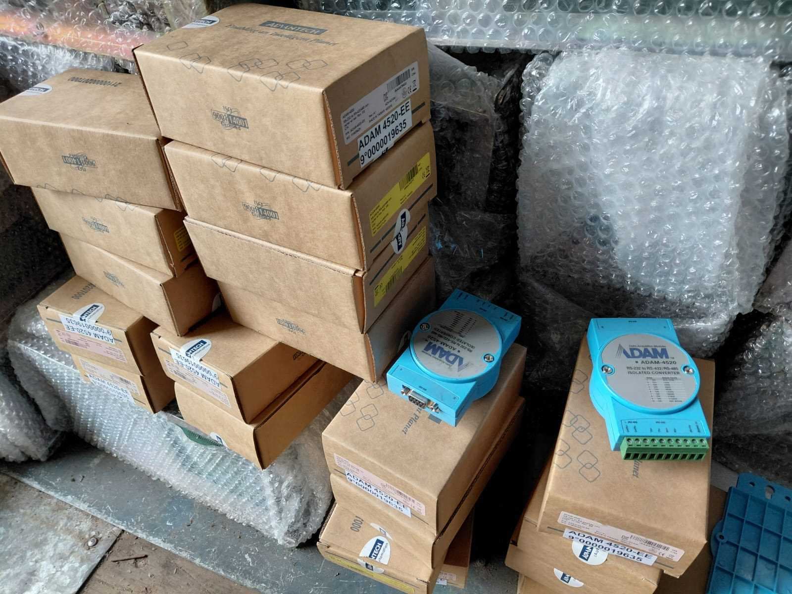 UN LOTE INTEGRADO POR 26 CONVERSORES DE SEÑAL, MARCA ADVANTECH, MODELO-4520 (CONVERTIDOR AISLADO DE RS-232 A RS-422/RS485). MATERIAL FUERA DE USO, CONDICIÓN REZAGO. VENTA POR LOTE.