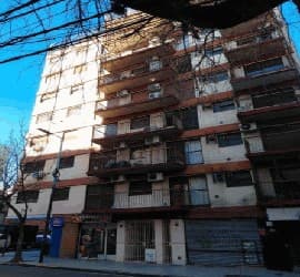 departamento de tres ambientes al frente sobre calle Sarmiento 4502/14, 3° PISO DTO. B, UF. 17, CABA. Consta de living-comedor con balcón corrido; luego dos dormitorios, baño completo, y por último cocina separada con lavadero. Superficie: Cubierta de 47,26m2; balcón de 5,66m2. Total: 52,92m2. Circunscripción: 7, Sección: 17, Manzana: 9, Parcela: 1