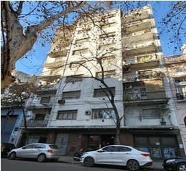 Emplazado en H. Yrigoyen 2934/36,2° piso, Dto. A, UF. 9, CABA. Departamento de tres ambientes, ubicado al frente en el segundo piso, identificado internamente con la letra “A”. Se compone de hall de ingreso, desde el cual se distribuyen los distintos ambientes: cocina y lavadero semicubierto con cerramiento metálico, estar-comedor con salida a balcón, dos dormitorios y baño completo. Superficie: Cubierta: 57,15m2 Semicubierta: 2,68m2 Balcón: 3,79m2 Total: 63,62m2