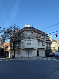 Calle Cochabamba 3502, 1° piso, Dto. 5 UF. 5, CABA. Con acceso por escalera, dispone de estar comedor con salida a un balcón corrido compartido con los demás ambientes, cocina integrada, dormitorio y baño completo. Superficie: cubierta: 36.76 m2; balcón: 5.86 m2. Total: 42.62 m2. Circunscripción: 8; Sección: 030; Manzana: 005; Parcela: 001c.