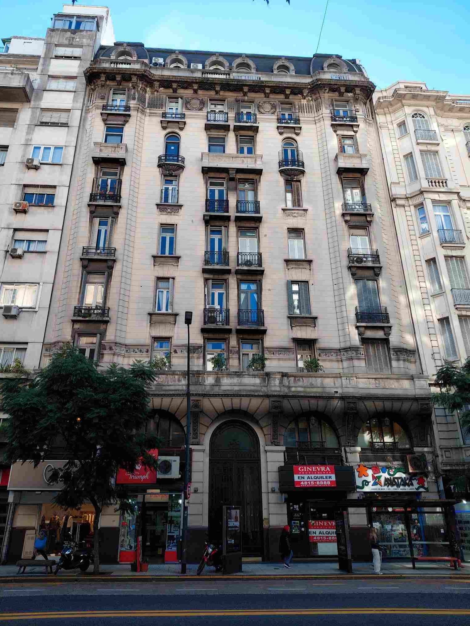 Departamento de 3 ambientes ubicado en Av. Santa Fe1721/35 piso 8 "R" UF 50. sobre contrafrente. Costa de living-comedor integrado, dos dormitorios y baño completo, luego cuenta con cocina separada con habitación y baño de servicio; cuya circulación se realiza a través de una galería cubierta. Superficie: Unidad Funcional N°50: Cubierta y total de 90m