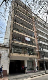 Emplazado en calle Mario Bravo 256/58/60, 6° piso, Dto. C, UF. 23, CABA. Cuenta con estar-comedor, un dormitorio con placard, baño completo y cocina separada con espacio para lavadero. El dormitorio y la cocina lavadero se orientan hacia el este, mientras que el estar-comedor al oeste. Superficie: cubierta: 34.05 m2, semicubierta: 1,87 m2; Total: 35,92 m2. Circunscripción: 9; sección: 013; manzana: 003; parcela: 040.
