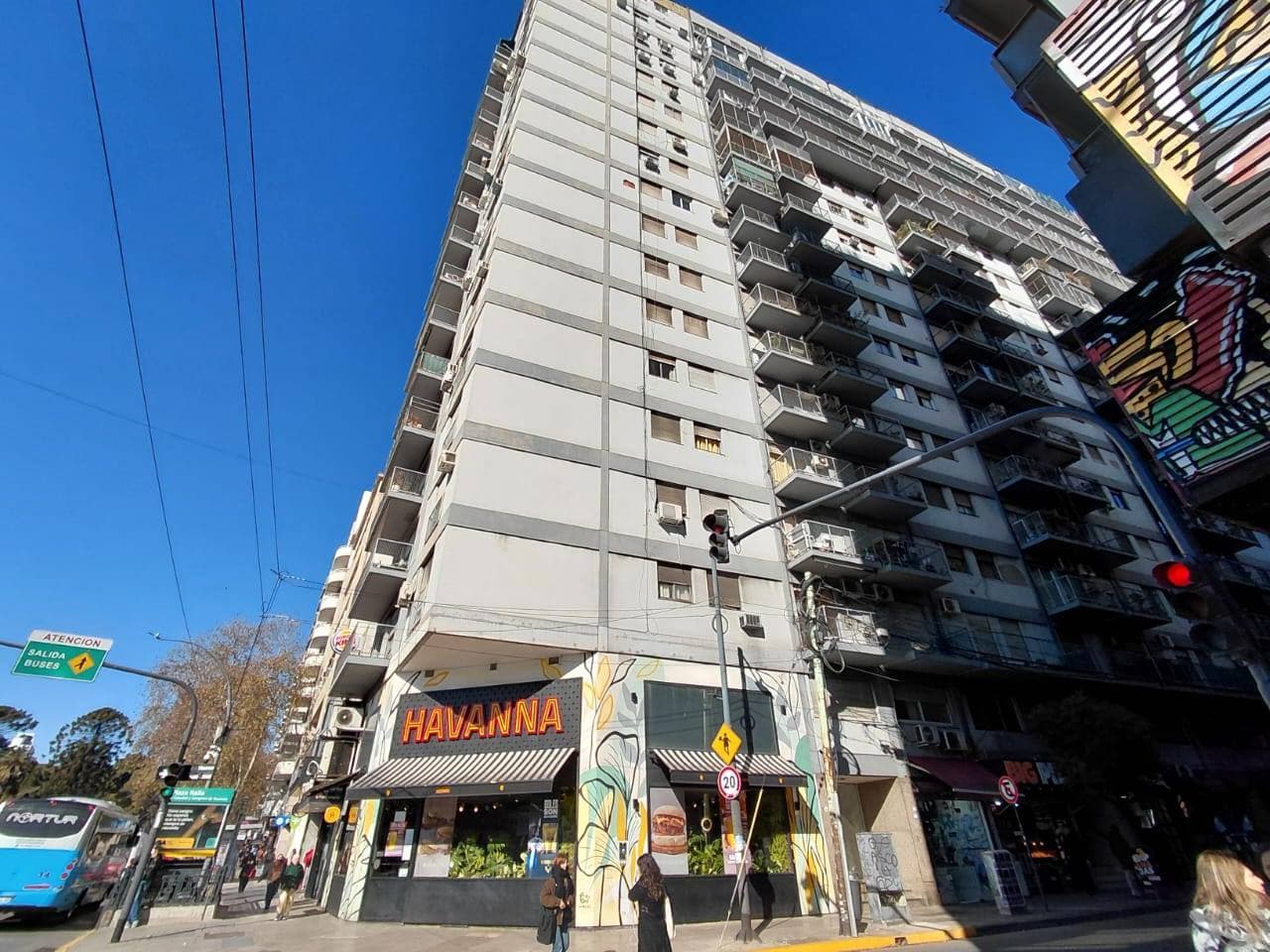 Emplazado en AV. SANTA FE 4196/200 esq. THAMES 2475/75a/77/79/81/83/85/87/91/93/95 Piso 9º "H" UF.81 y 1/112 avas partes indivisas UC I Piso 1º y 1/112 avas partes indivisas UC V Piso 2º. Se trata de un departamento de dos ambientes, ubicado al frente en el noveno piso e identificado con la letra H, con ingreso por la calle Thames 2487. Consta de living-comedor con salida a balcón; cocina con acceso a lavadero semicubierto, un dormitorio y un baño completo. Asimismo, posee 1/112 ava parte indivisa de la Unidad Complementaria I, ubicada en el primer piso, y 1/112 ava parte indivisa de la Unidad Complementaria V, ubicada en el segundo piso, ambas destinadas a bauleras. Dichas participaciones indivisas no se encuentran delimitadas, sectorizadas ni individualizadas físicamente. Superficie: Cubierta 39,17 m2; semicubierta: 1,66 m2; balcón: 3,07 m2. Total UF 81: 43,90 m2 1/112 avas partes indivisas de UC I Cubierta: 1,134 m2. Total cubierta UC I: 127,02 m2 1/112 avas partes indivisas de UC V Cubierta: 1,087 m2. Total cubierta UC V: 121,80 m2 Circunscripción: 18, Sección: 19, Manzana: 172, Parcela: 4d
