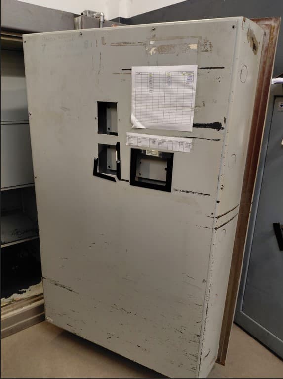 DOS COFRES USADOS MANUFACTURADOS POR METALÚRGICA HNOS S.A. IDENTIFICADO CON NÚMERO DE INVENTARIO. 01336 Y 01337; CONSTRUIDOS EN HORMIGÓN Y CHAPA DE ACERO, DIMENSIONES EXTERIORES APROXIMADAS DE CADA UNA: 1.87 M. DE ALTO POR 1.25 M. DE ANCHO Y 1.20 M. DE PROFUNDIDAD. PESO APROX. DE CADA UN 4500 KG. POSEE CADA COFRE: UNA PUERTA FRONTAL CON BISAGRAS EXTERNAS REFORZADAS, SISTEMA DE CIERRE MECÁNICO CENTRAL TIPO VOLANTE, (SIN CERRADURAS DE COMBINACIÓN NUMÉRICA). EN SU INTERIOR PRESENTA DOS COFRES SECUNDARIOS INDEPENDIENTES (SIN CERRADURAS MECÁNICAS) Y ESTANTES. CON DETERIOROS GENERALES, AVERÍAS, DESARMES E INCOMPLETOS. SE VENDE EN EL ESTADO QUE SE ENCUENTRA Y EXHIBE.