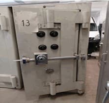 UN COFRE DE SEGURIDAD, USADO, MANUFACTURADO POR LA GUARDIANA S.A., IDENTIFICADO CON NÚMERO DE INVENTARIO 9384. CONSTRUIDO EN HORMIGÓN Y CHAPA DE ACERO, DIMENSIONES EXTERIORES APROXIMADAS: 1,85 M. DE ALTO POR 1,15 M. DE ANCHO Y 1.05 M. DE PROFUNDIDAD. PESO APROX. 3500 KG. POSEE UNA PUERTA FRONTAL CON BISAGRAS EXTERNAS REFORZADAS, SISTEMA DE CIERRE MECÁNICO CENTRAL TIPO VOLANTE (INCOMPLETO), CUÁDRUPLE CERRADURA DE COMBINACIÓN NUMÉRICA. EN SU INTERIOR PRESENTA UN COFRE SECUNDARIO INDEPENDIENTE, CON DOS CERRADURAS DE COMBINACIÓN NUMÉRICA Y CERRADURA MECÁNICA, ESTANTES INFERIORES. CON DETERIOROS GENERALES, AVERÍAS, DESARMES E INCOMPLETO. SE VENDE EN EL ESTADO QUE SE ENCUENTRA Y EXHIBE.