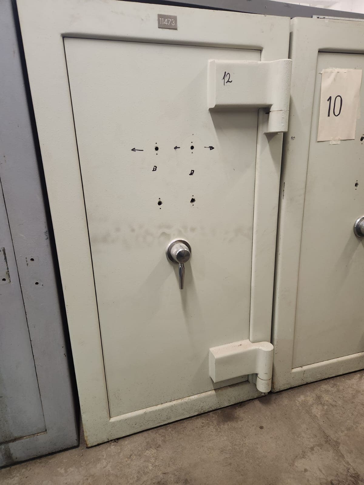 UN COFRE DE SEGURIDAD, USADO, SIN MARCA VISIBLE; IDENTIFICADO CON NÚMERO DE INVENTARIO 11473. CONSTRUIDO EN HORMIGÓN Y CHAPA DE ACERO, DIMENSIONES EXTERIORES APROXIMADAS: 1,85 M. DE ALTO POR 1,10 M. DE ANCHO Y 1.05 M. DE PROFUNDIDAD. PESO APROX. 3500 KG. POSEE UNA PUERTA FRONTAL CON BISAGRAS EXTERNAS REFORZADAS, SISTEMA DE CIERRE MECÁNICO CENTRAL TIPO VOLANTE, (SIN CERRADURAS DE COMBINACIÓN NUMÉRICA). EN SU INTERIOR PRESENTA DOS COFRES SECUNDARIOS INDEPENDIENTES, (SIN CERRADURAS MECÁNICAS NI COMBINACIÓN NUMÉRICA) Y ESTANTE. CON DETERIOROS GENERALES, AVERÍAS, DESARMES E INCOMPLETO. SE VENDE EN EL ESTADO QUE SE ENCUENTRA Y EXHIBE.