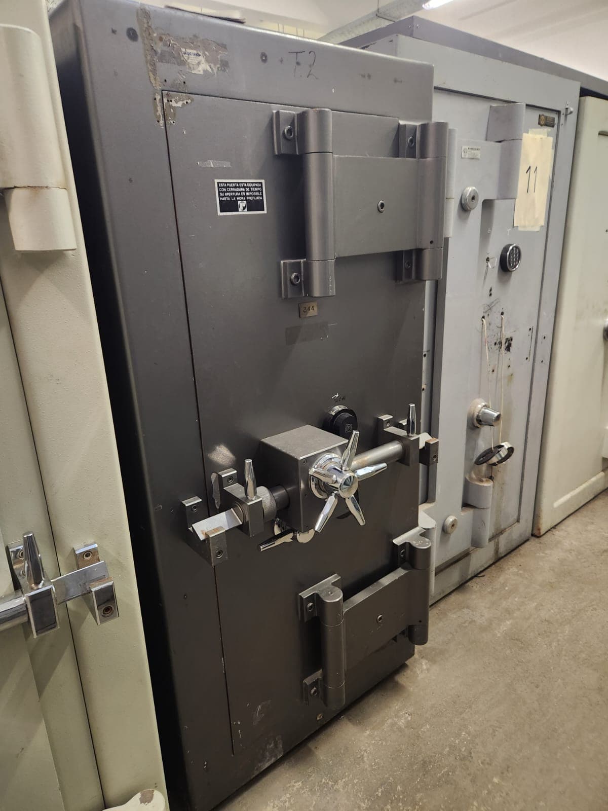 UN COFRE DE SEGURIDAD, USADO, SIN MARCA VISIBLE, IDENTIFICADO CON NÚMERO DE INVENTARIO 344. CONSTRUIDO EN HORMIGON Y CHAPA DE ACERO, DIMENSIONES EXTERIORES APROXIMADAS: 1,85 M. DE ALTO POR 1,00 M. DE ANCHO Y 1.15 M. DE PROFUNDIDAD. PESO APROX. 4000 KG. POSEE UNA PUERTA FRONTAL CON BISAGRAS EXTERNAS REFORZADAS, SISTEMA DE CIERRE MECÁNICO CENTRAL TIPO VOLANTE, CIERRE ADICIONAL CON BARRA EXTERIOR DEL TIPO HERMETICA Y DOBLE CERRADURA DE COMBINACION NUMÉRICA. EN SU INTERIOR PRESENTA ESTANTE Y DOS COFRES SECUNDARIOS INDEPENDIENTES, CON CERRADURAS MECANICAS Y DE COMBINACIÓN NUMÉRICA (INCOMPLETAS). CON DETERIOROS GENERALES, AVERÍAS, DESARMES E INCOMPLETO. SE VENDE EN EL ESTADO QUE SE ENCUENTRA Y EXHIBE.