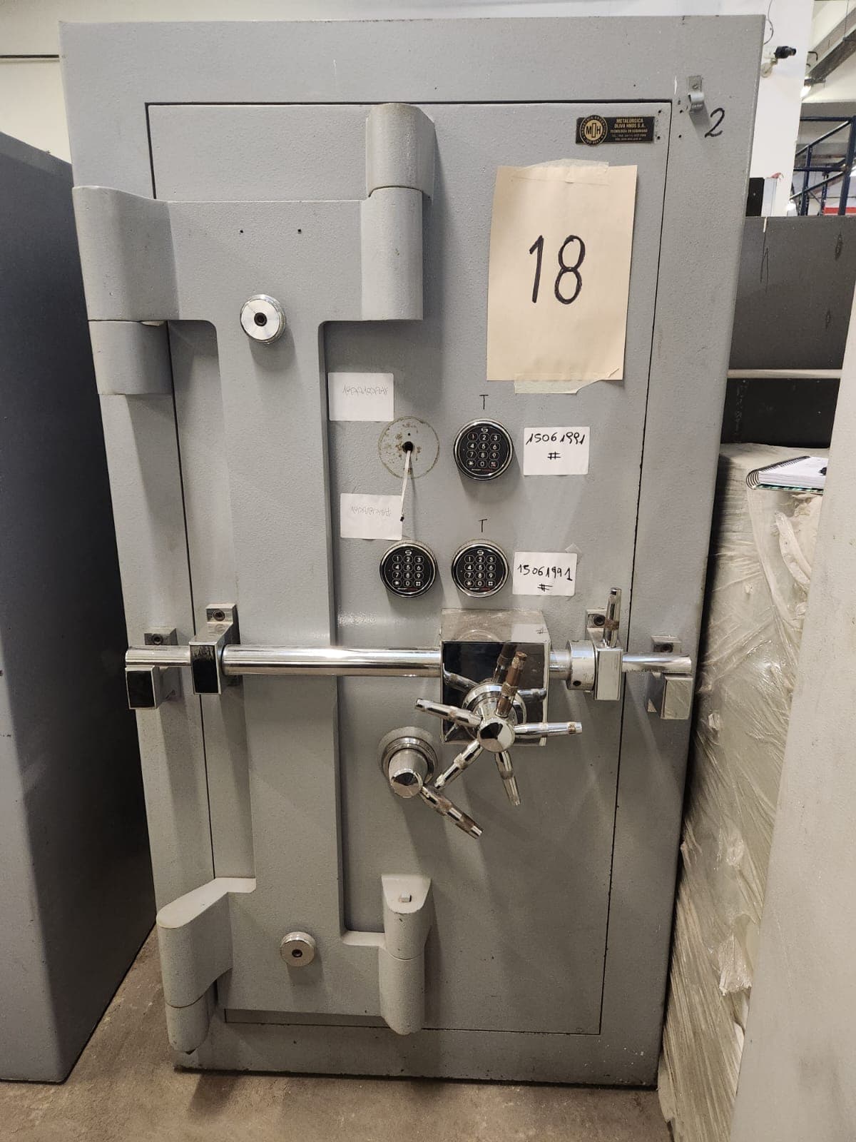 UN COFRE DE SEGURIDAD, USADO, MANUFACTURADO POR METALÚRGICA OLIVA HNOS. S.A., IDENTIFICADO CON NÚMERO DE INVENTARIO 13981. CONSTRUIDO EN HORMIGÓN Y CHAPA DE ACERO, DIMENSIONES EXTERIORES APROXIMADAS: 1,91 M. DE ALTO POR 1,10 M. DE ANCHO Y 1.10 M. DE PROFUNDIDAD. PESO APROX. 4000 KG. POSEE UNA PUERTA FRONTAL CON BISAGRAS EXTERNAS REFORZADAS, SISTEMA DE CIERRE MECÁNICO CENTRAL TIPO VOLANTE, CIERRE ADICIONAL CON BARRA EXTERIOR DEL TIPO HERMÉTICA Y CUÁDRUPLE CERRADURA DE COMBINACIONES NUMÉRICAS (UNA DE ELLAS SIN TECLADO). EN SU INTERIOR PRESENTA DOS COFRES SECUNDARIOS INDEPENDIENTES, CON CERRADURAS DE COMBINACIÓN NUMÉRICA Y MECÁNICA. CON DETERIOROS GENERALES, AVERÍAS, DESARMES E INCOMPLETO. SE VENDE EN EL ESTADO QUE SE ENCUENTRA Y EXHIBE