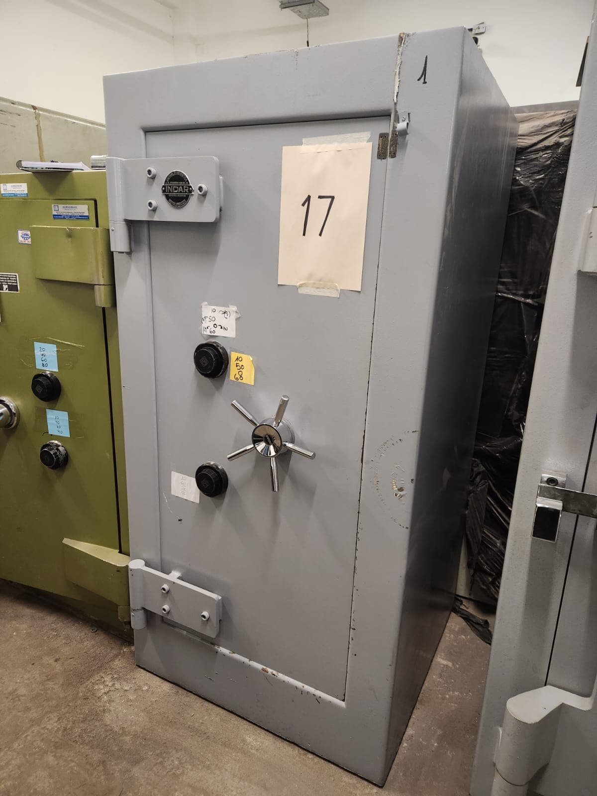 UN COFRE DE SEGURIDAD, USADO, MANUFACTURADO POR ESTABLECIMIENTOS METALÚRGICA INDAR., IDENTIFICADO CON NÚMERO DE INVENTARIO 1630. CONSTRUIDO EN HORMIGÓN Y CHAPA DE ACERO, DIMENSIONES EXTERIORES APROXIMADAS: 1,85 M. DE ALTO POR 1,00 M. DE ANCHO Y 1.10 M. DE PROFUNDIDAD. PESO APROX. 4000 KG. POSEE UNA PUERTA FRONTAL CON BISAGRAS EXTERNAS REFORZADAS, SISTEMA DE CIERRE MECÁNICO CENTRAL TIPO VOLANTE, (SIN CERRADURAS DE COMBINACIÓN NUMÉRICA). EN SU INTERIOR PRESENTA UN COFRE SECUNDARIO INDEPENDIENTE, (SIN CERRADURAS DE COMBINACIÓN NUMÉRICA). CON DETERIOROS GENERALES, AVERÍAS, DESARMES E INCOMPLETO. SE VENDE EN EL ESTADO QUE SE ENCUENTRA Y EXHIBE