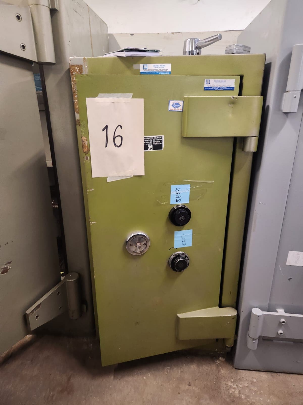 UN COFRE DE SEGURIDAD, USADO, SIN MARCA VISIBLE, IDENTIFICADO CON NÚMERO DE INVENTARIO 10063, CONSTRUIDO EN HORMIGÓN Y CHAPA DE ACERO, DIMENSIONES EXTERIORES APROXIMADAS: 1,40 M. DE ALTO POR 0,80 M. DE ANCHO Y 0.80 M. DE PROFUNDIDAD. PESO APROX. 2500 KG. POSEE UNA PUERTA FRONTAL CON BISAGRAS EXTERNAS REFORZADAS, SISTEMA DE CIERRE MECÁNICO CENTRAL TIPO VOLANTE, (SIN CERRADURA DE COMBINACION NUMÉRICA). EN SU INTERIOR PRESENTA UN COFRE SECUNDARIO INDEPENDIENTE, CON UNA CERRADURA DE COMBINACIÓN NUMÉRICA Y CERRADURA MECÁNICA. CON DETERIOROS GENERALES, AVERÍAS, DESARMES E INCOMPLETO. SE VENDE EN EL ESTADO QUE SE ENCUENTRA Y EXHIBE.