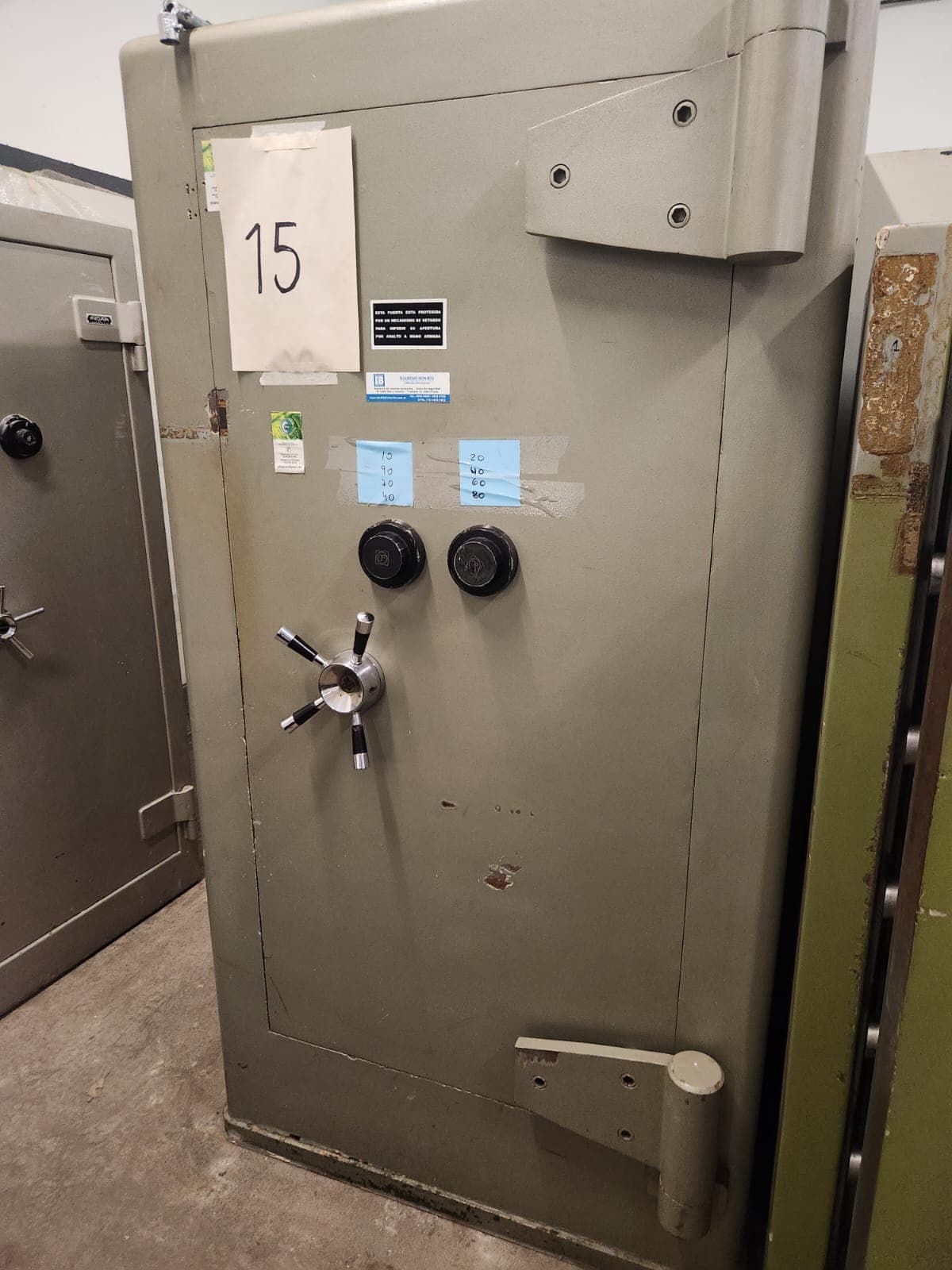 UN COFRE DE SEGURIDAD, USADO, SIN MARCA VISIBLE, IDENTIFICADO CON NÚMERO DE INVENTARIO 10062, CONSTRUIDO EN HORMIGON Y CHAPA DE ACERO, DIMENSIONES EXTERIORES APROXIMADAS: 1,90 M. DE ALTO POR 1,00 M. DE ANCHO Y 0.95 M. DE PROFUNDIDAD. PESO APROX. 3500 KG. POSEE UNA PUERTA FRONTAL CON BISAGRAS EXTERNAS REFORZADAS, SISTEMA DE CIERRE MECÁNICO CENTRAL TIPO VOLANTE (INCOMPLETO), (SIN CERRADURAS DE COMBINACION NUMÉRICA. EN SU INTERIOR PRESENTA DOS COFRES SECUNDARIOS INDEPENDIENTES, (SIN CERRADURAS DE COMBINACIÓN NUMÉRICA NI MECÁNICA). CON DETERIOROS GENERALES, AVERÍAS, DESARMES E INCOMPLETO. SE VENDE EN EL ESTADO QUE SE ENCUENTRA Y EXHIBE.