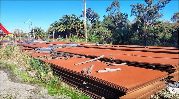 70 láminas de acero al carbono con las siguientes medidas de ancho 2.351 mm, largo de 12.450 mm y espesor de origen de la chapa 8.33mm, espesor sin cumplir la tolerancia máxima según Norma API 5L