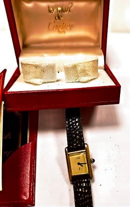 un relojito de plata dorada cuadrante dice Cartier caja nro. 300083178, carga manual no funciona, con pulsera de cuero y hebilla de metal dorada, con caja original UN RELOJITO DE PLATA DORADA, CUADRANTE DICE CARTIER, CAJA NRO. 3 83178, CARGA MANUAL NO FUNCIONA, CON PULSERA DE CUERO Y HEBILLA DE METAL DORADO, CAJA ORIGINAL DE CARTON Y FELPA