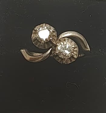 UN ANILLO PELLIZCO DE PLATINO CON BRILLANTES QTE. 0.60 TOTAL APROX. (DEFECTOS). PESO 4.2 GRS. TOTAL APROX. MEDIDA 16 APROX.