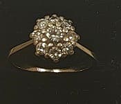 UN ANILLO DE ORO BLANCO CON BRILLANTES (DEFECTOS). DETERIOROS EN GRAL.